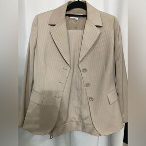 TAHARI 2PC Beige Pinstripe Pantsuit 12P EUC